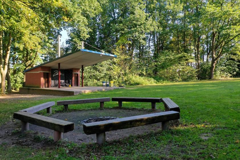 Feuerstelle und Zeltplatzwiese