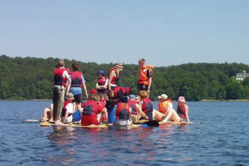 Teamtraining - Floßbau auf dem Teterower See