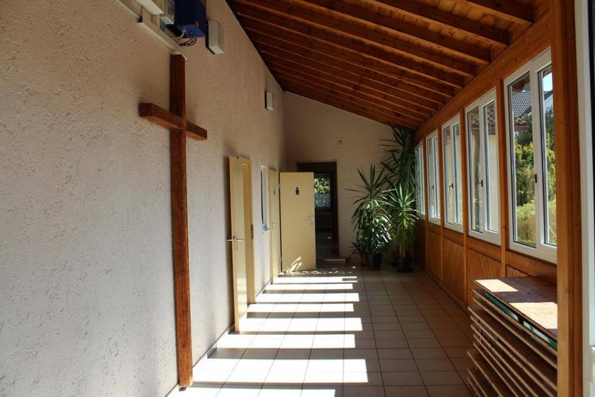 Zwischengang Haus 1 zu 2, zu Schulhof