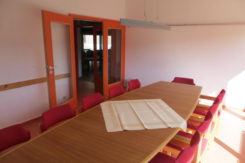 Einer von vier kleinen Seminarräumen. Hier im unteren Haus.