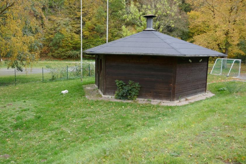Wiese mit Grillhütte