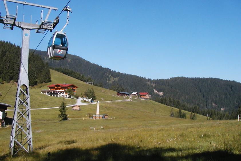 Gondelbahn und Restaurant in der Nähe
