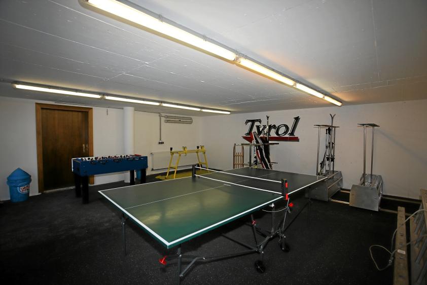Schi-raum mit Tisch- Tennis und  Fußball