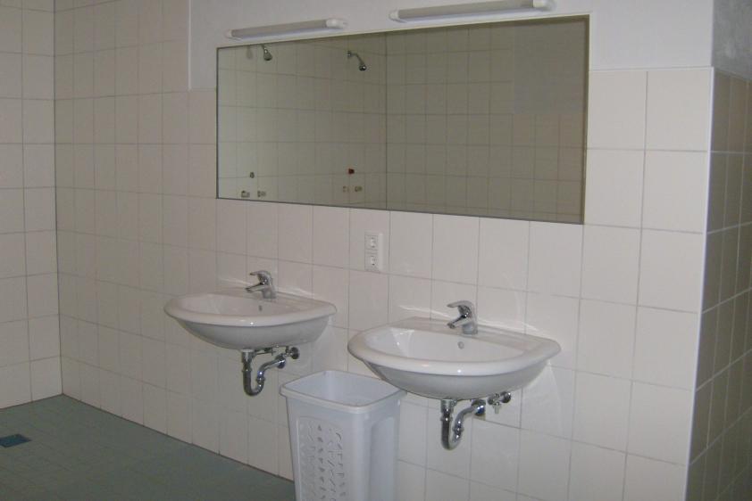 Waschmöglichkeiten in den Duschen Kellergeschoß - je zweimal vorhanden
