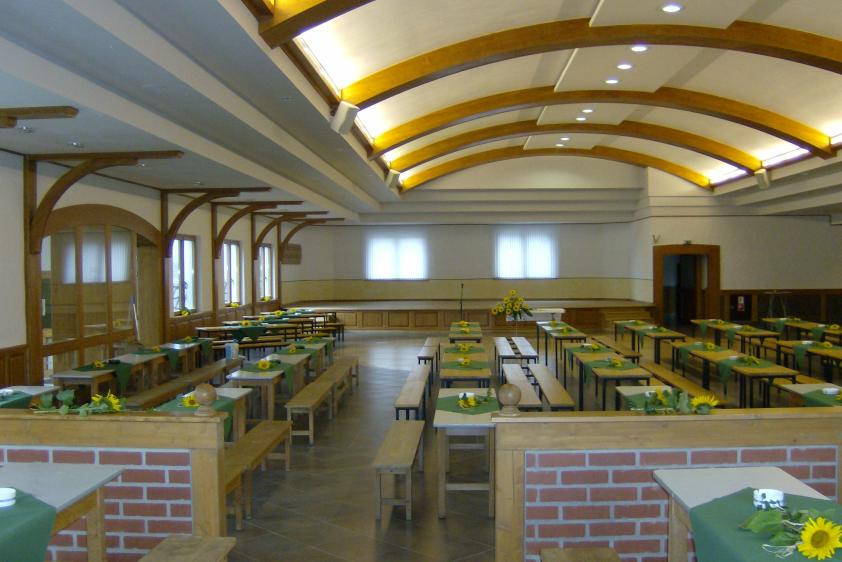 Ansicht des Saalsoben mit Tischen und Bestuhlung.