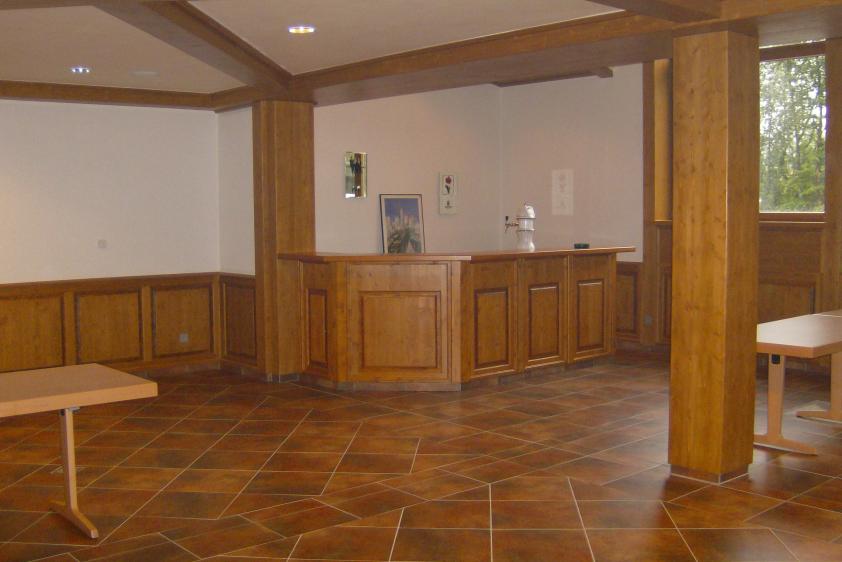 Speisesaal in Erdgeschoss mit integrierter Theke