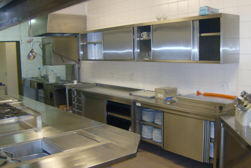 Blick in die Küche mit Kippbratpfanne, Gasofen, Gasgrill, Friteuse, Kaffeemasch.