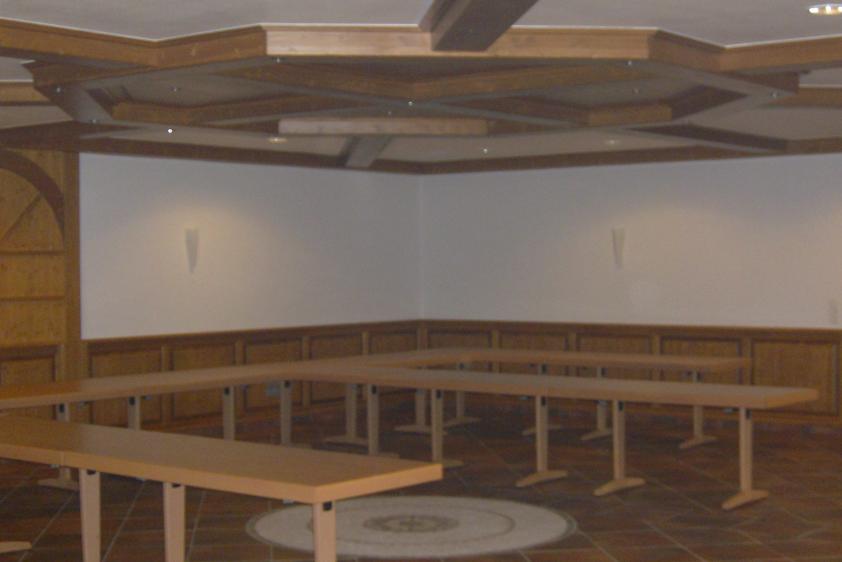 Speisesaal für ca 100 Personen incl. Tischen und Bestuhlung