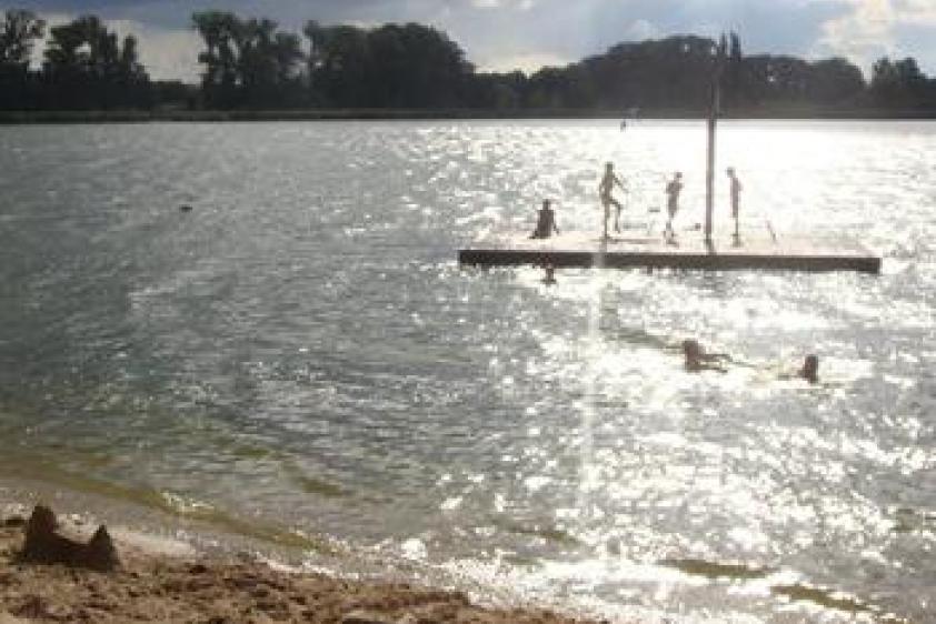 mit eigenem Badestrand...