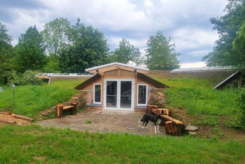 Erdhaus Haupteingang