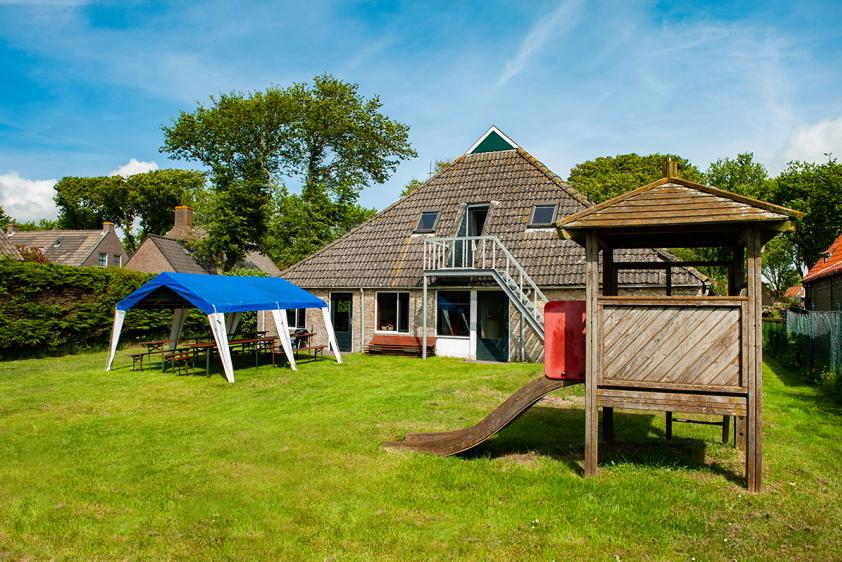 Großer Garten mit Spielgeräten