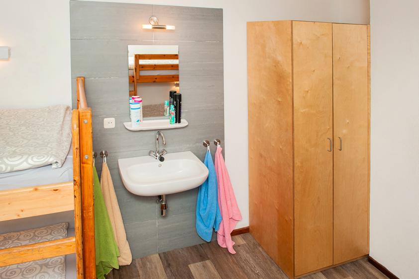 Zimmer mit Waschbecken