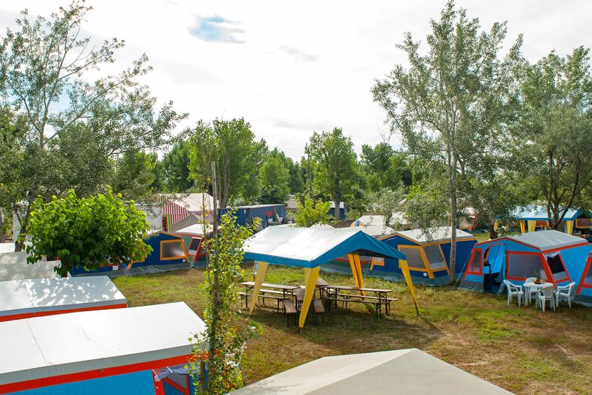 Zeltcamps mit Platz für Aktivitäten
