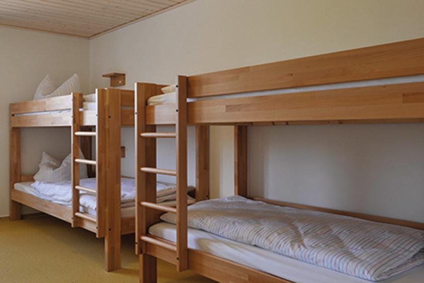 helle 4-Bett-Zimmer mit eigenem Waschtisch