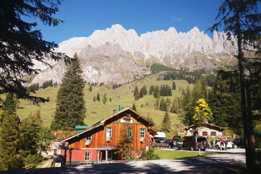 Sporta-Hütte im Sommer