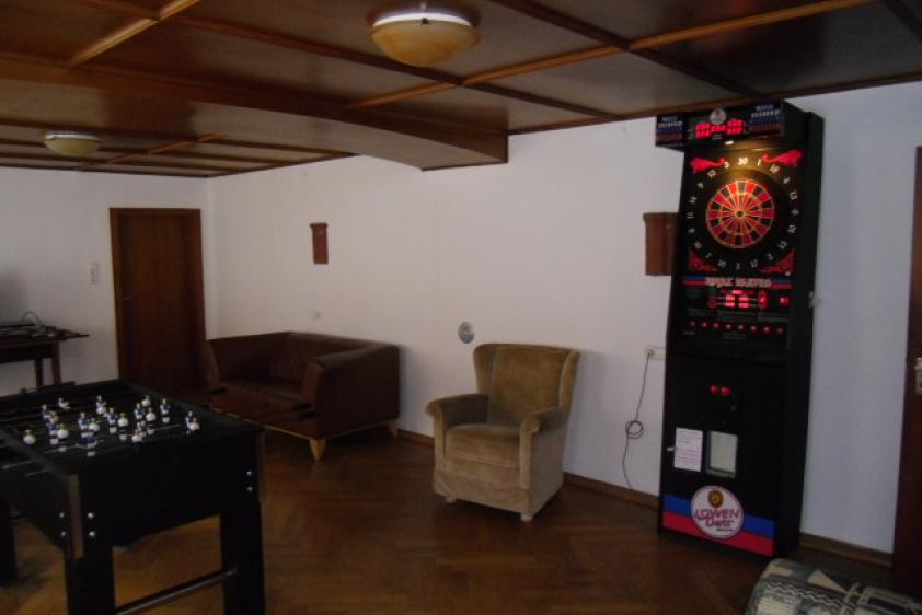 TV Zimmer mit Dart und Tischkicker