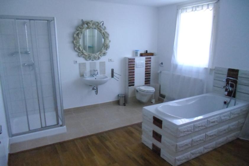 Bad mit Wanne und Dusche 1.OG