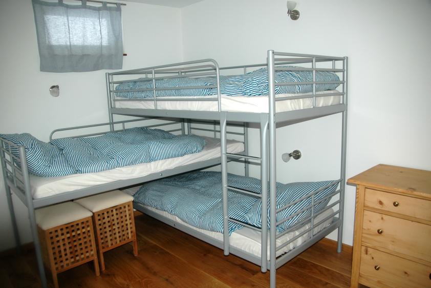 Schlafzimmer mit 3-Stockbett