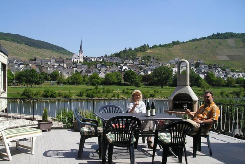 50m² Moselterrasse mit Grill.