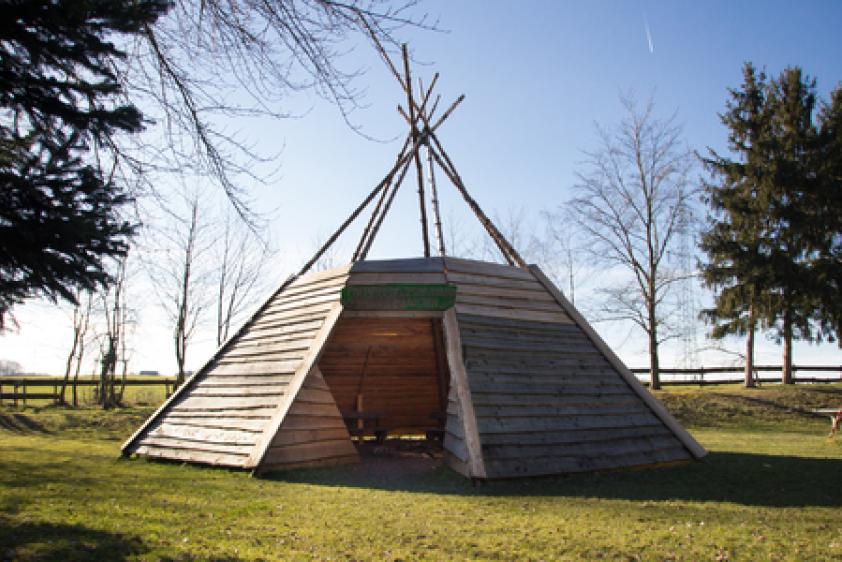 überdachte Feuerstelle, Tipi mit Sitzgelegenheiten