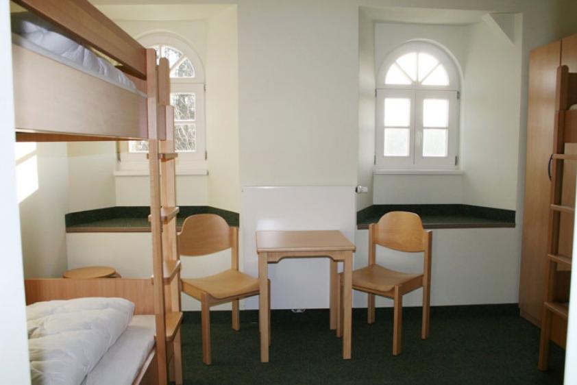 Blick in eines der Zimmer im DG