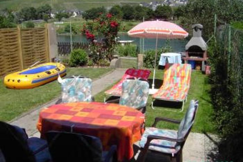 Gartenanlage mit Grill, moselseitig