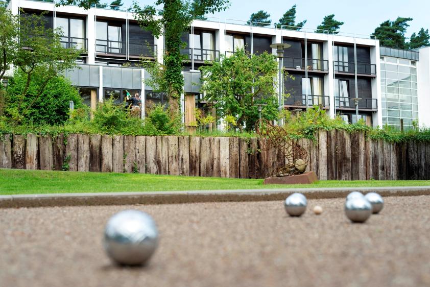 Boule-Spiel im Innenhof vom Haus Neuland