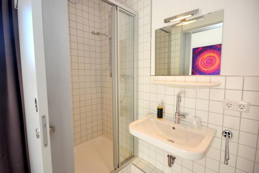 Haus Neuland: Bad des Einzelzimmers im Roten Haus