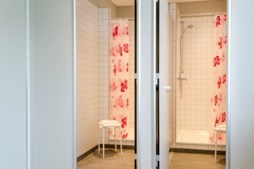 Haus Neuland: Gemeinschaftsduschen im Roten Haus
