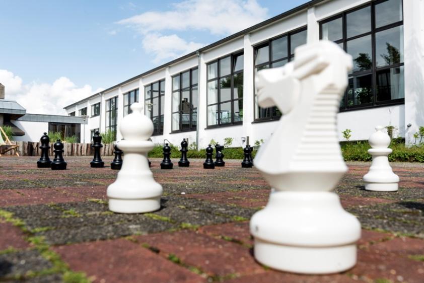 Outdoor-Schach im Innenhof vom Haus Neuland