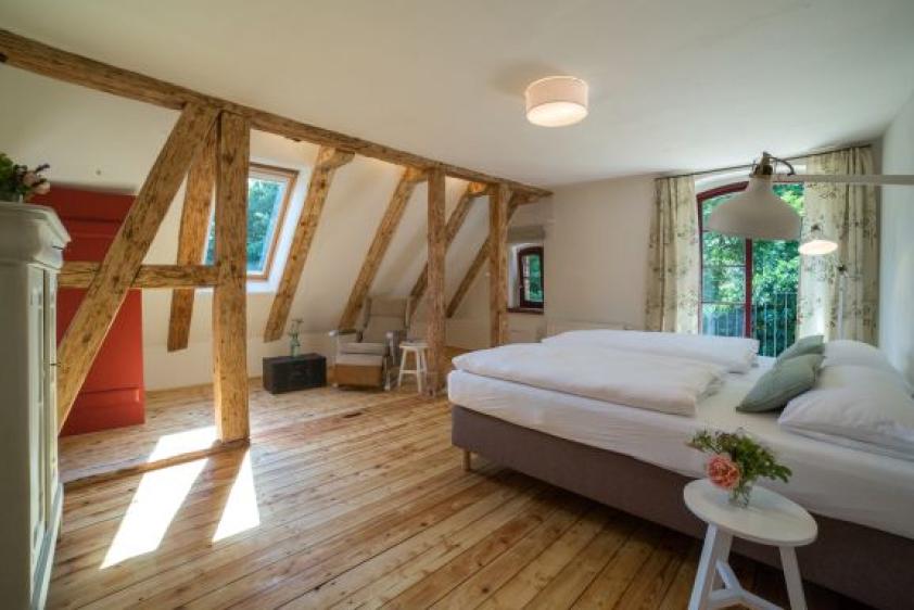 Weitere schöne Zimmer im Obergeschoss mit Balkon.