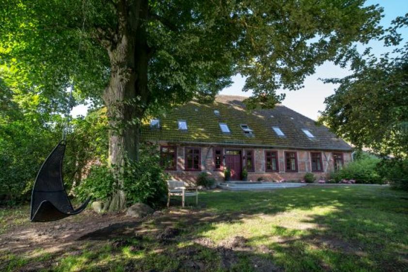 Altes Haus in Mitten eines riesigen Gartens.