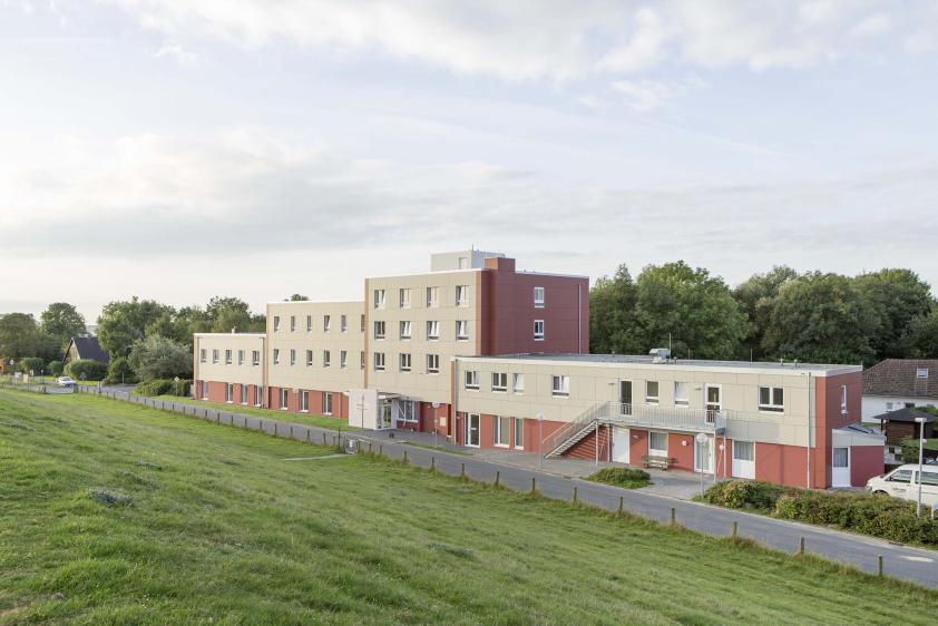 Das Ferienzentrum am Deich in Burhave liegt direkt an der Nordsee.