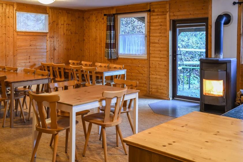 großer Aufenthaltsraum mit Kaminofen
