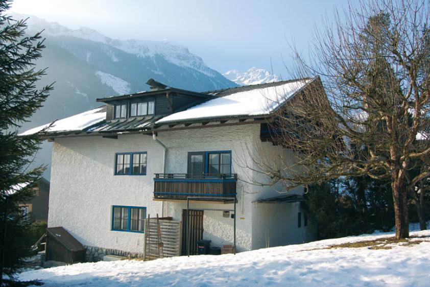 Ferienhaus im Winter, Gartenseite