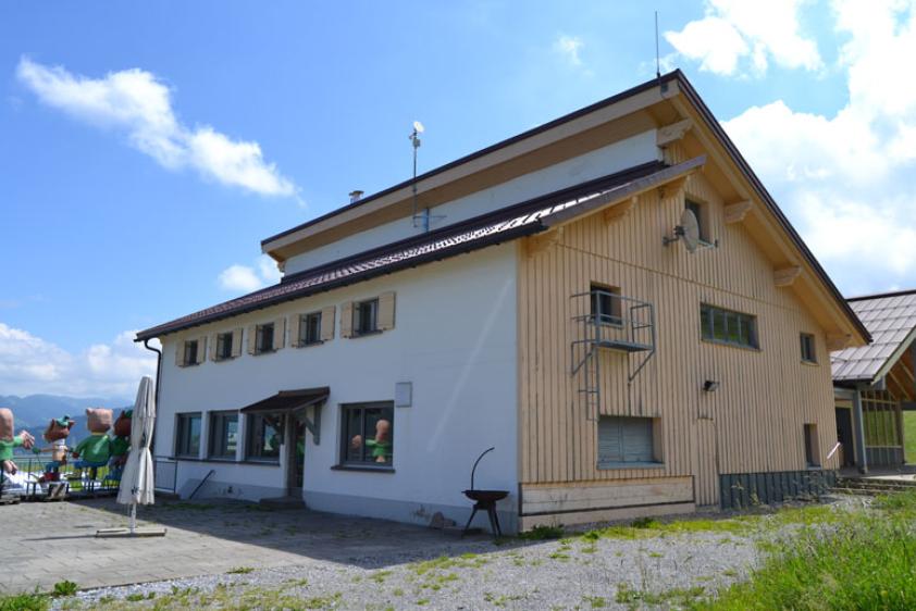 schöne Sonnenterrasse am Haus