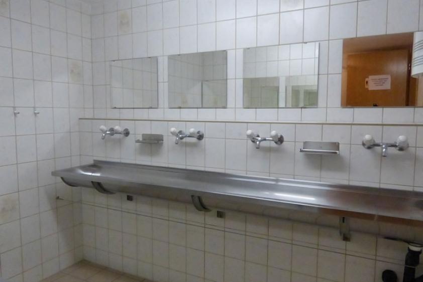 einer der beiden Waschräume im UG