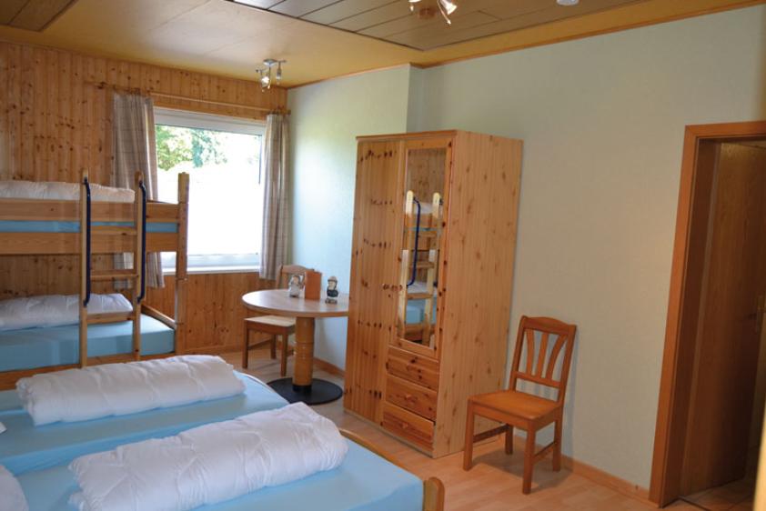 eines der insg. drei 4-Bett-Zimmer
