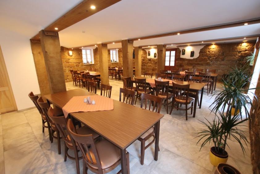 Saal mit Gewölbe und Sandsteinwänden