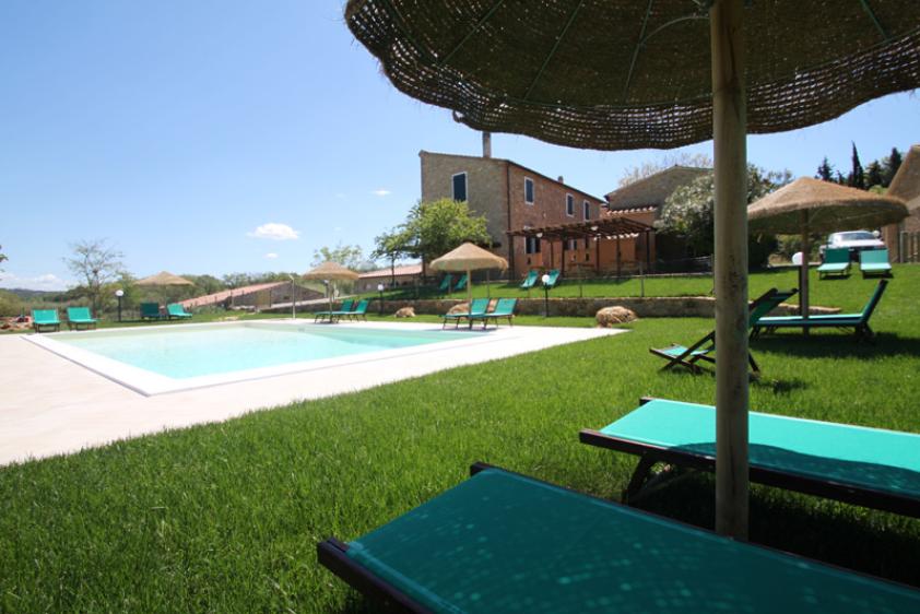 Schöner Privatpool, mit Sonnenschirmen und Liegestühlen