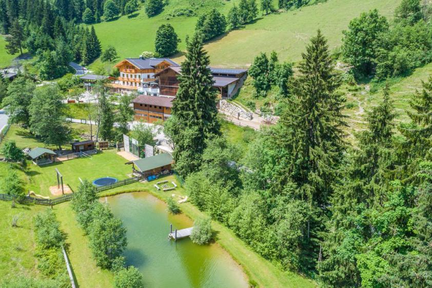 Blick auf den Badesee und den benachbarten Bauernhof der Hausbesitzer