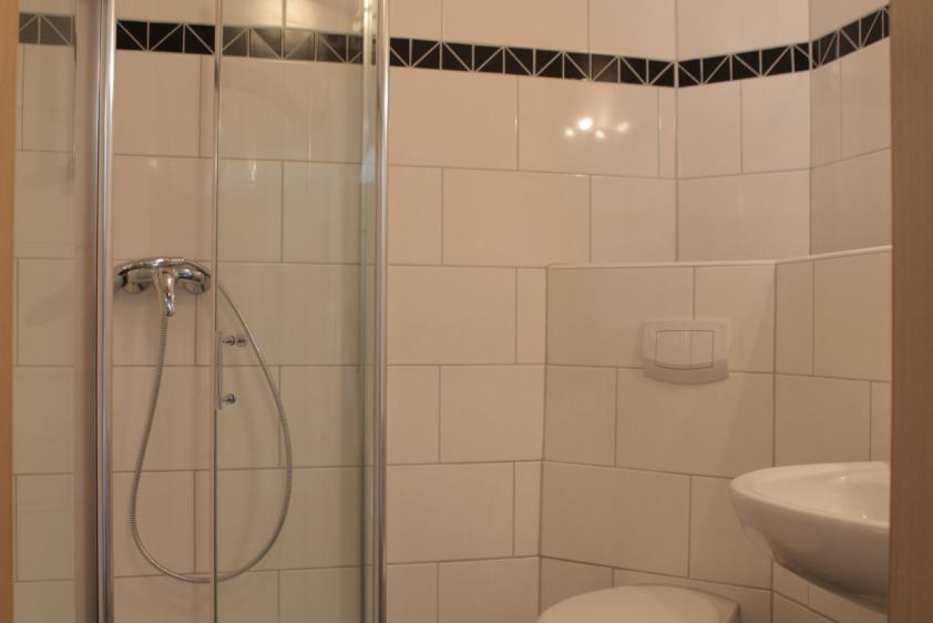 5 Bäder/WC insgesamt befinden sich im Selbstversorgerhaus für Gruppen