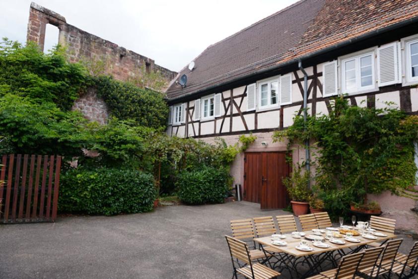 Sitzplatz im Hof mit Blick zur alten Stadtmauer