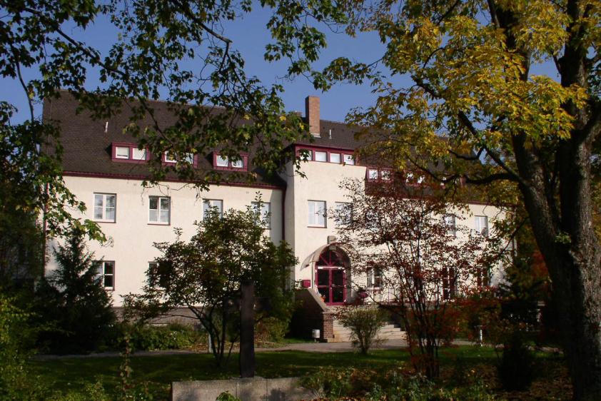 Frontansicht vom großen Parkplatz