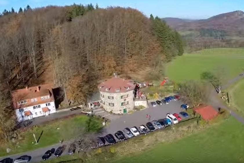 Jugendheim, rechts das Gasthaus Fuldaer Haus