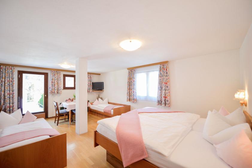 Die heimeligen Zimmer sind alle mit TV, Bad und Balkon ausgestattet