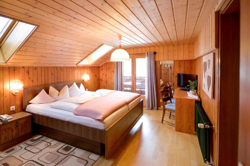 Die heimeligen Zimmer sind alle mit TV, Bad und Balkon ausgestattet