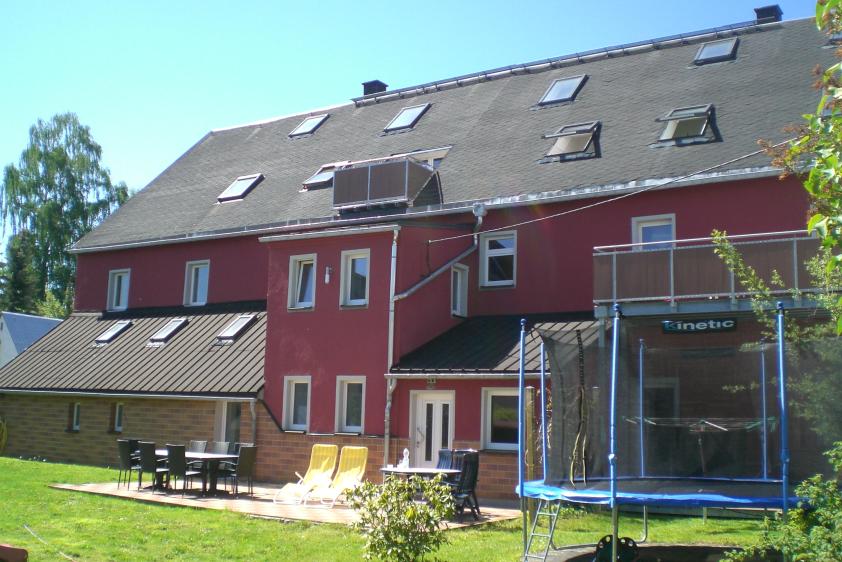 Gartenterrasse mit Trampolin