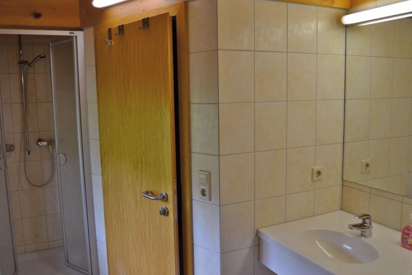 Badezimmer mit Dusche