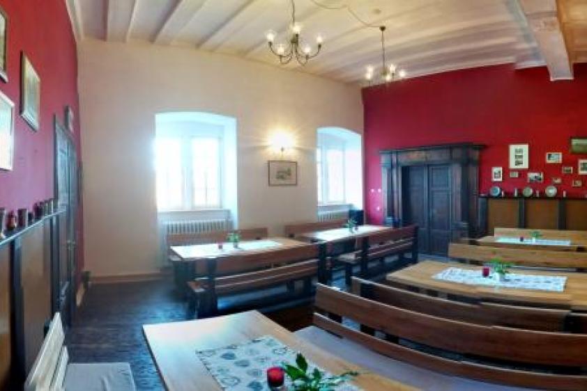 rustikaler Saal mit Holzbänken